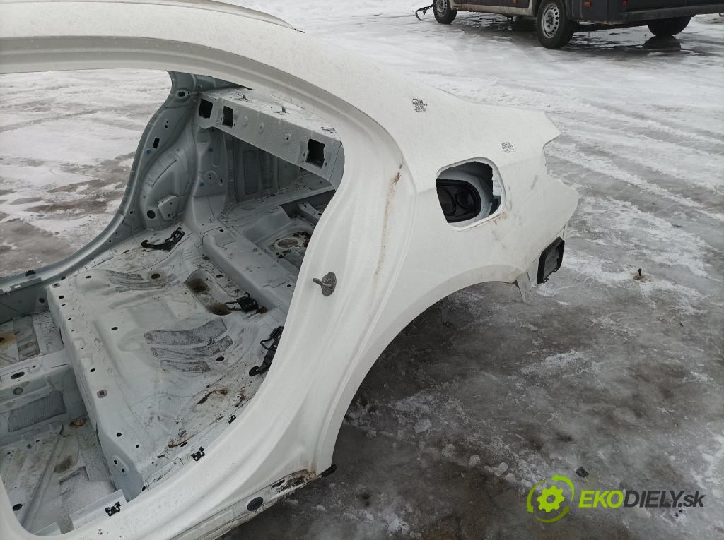 Mercedes A-klasa 2021 blatnik Zad: Levý: