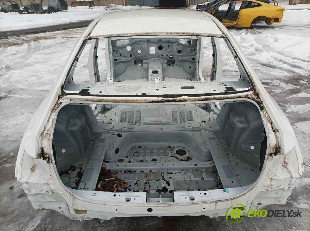 Mercedes A-klasa 2021 blatnik Zad: Levý: 