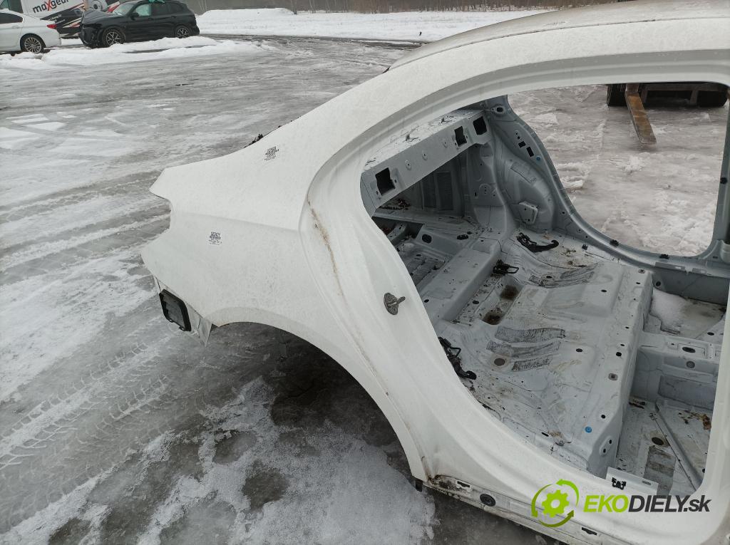 Mercedes A-klasa 2021 blatnik Zad: v pravo: