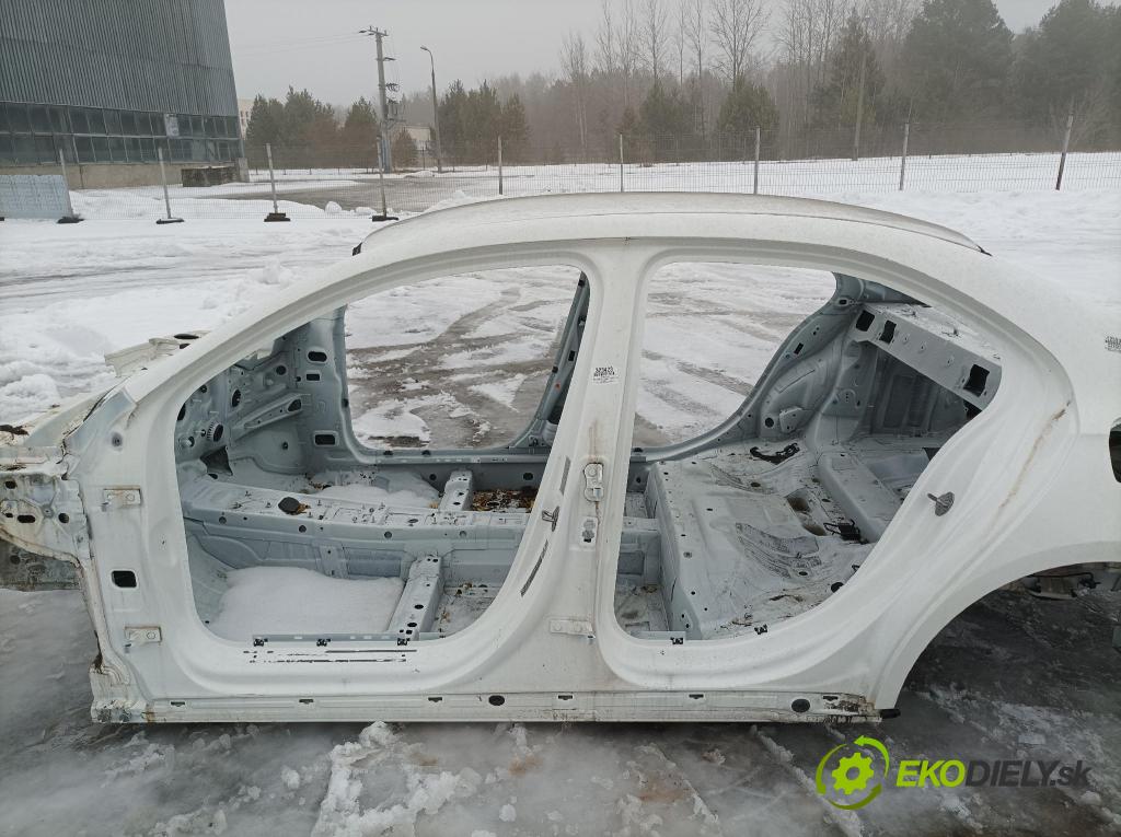 Mercedes A-klasa 2021 práh Levý: