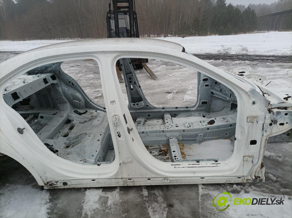Mercedes A-klasa 2021 práh v pravo:
