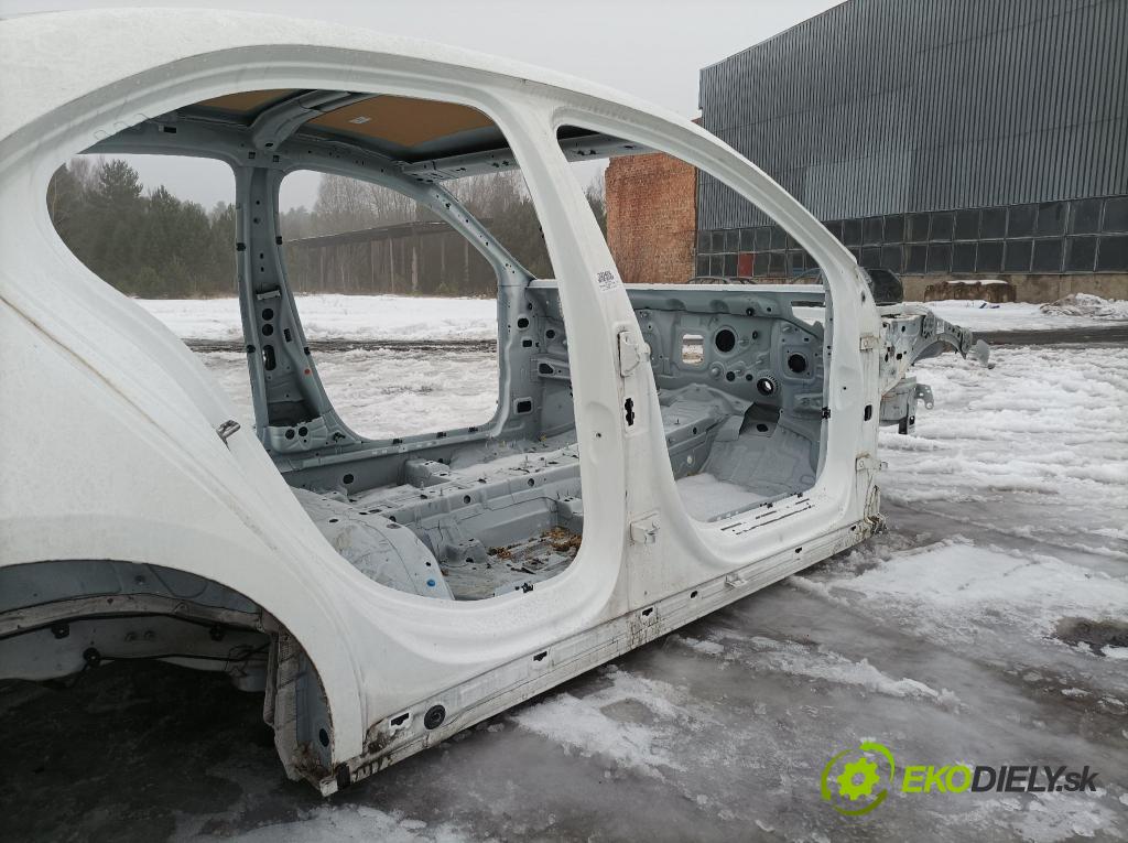 Mercedes A-klasa 2021 práh v pravo: