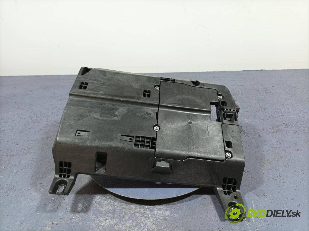 Mercedes A-klasa 2021 skrinka Poistky: A2475402406