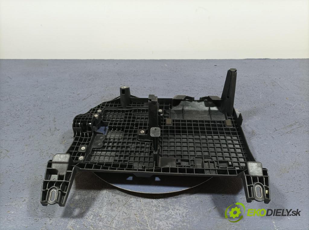 Mercedes A-klasa 2021 skrinka Poistky: A2475402406