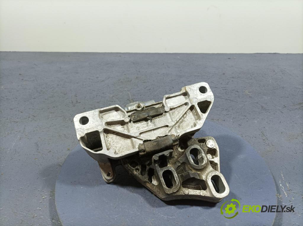 Mercedes A-klasa 2021 Vankúš/: držiak Motor: A2472403200