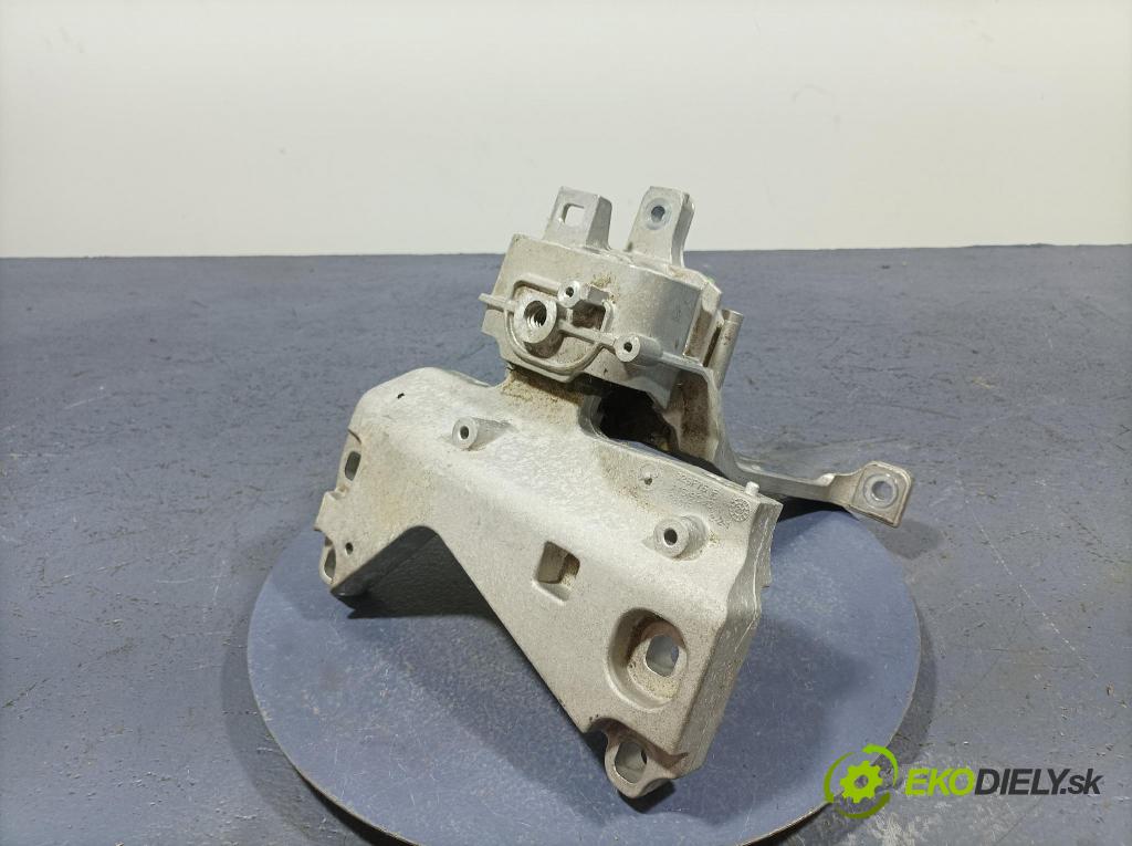 Mercedes A-klasa 2021 Vankúš/: držiak Motor: A2472401600