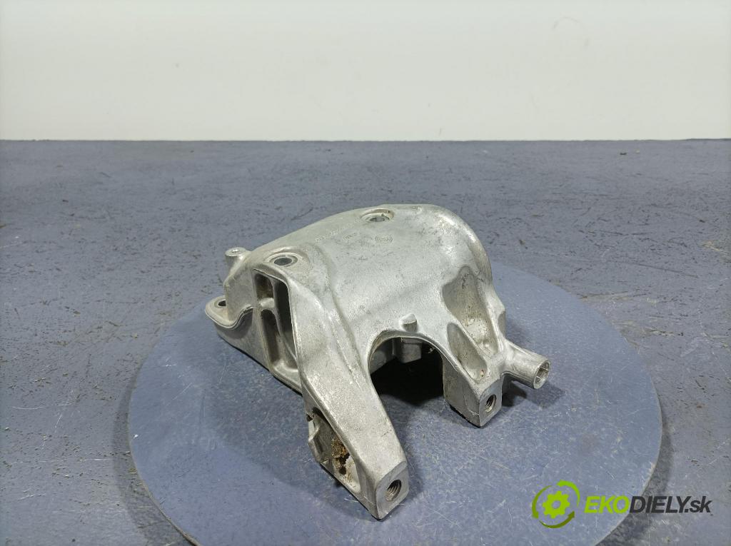 Mercedes A-klasa 2021 poloos Prava: Predné A2602230000