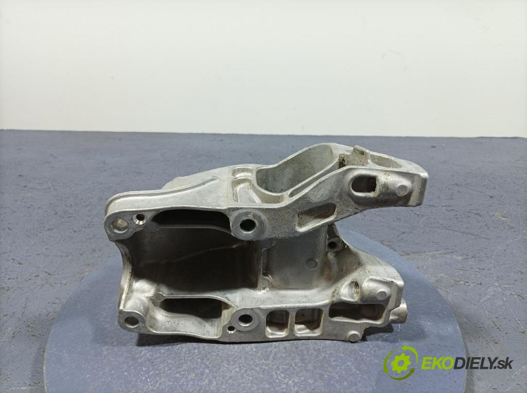 Mercedes A-klasa 2021 poloos Prava: Predné A2602230000