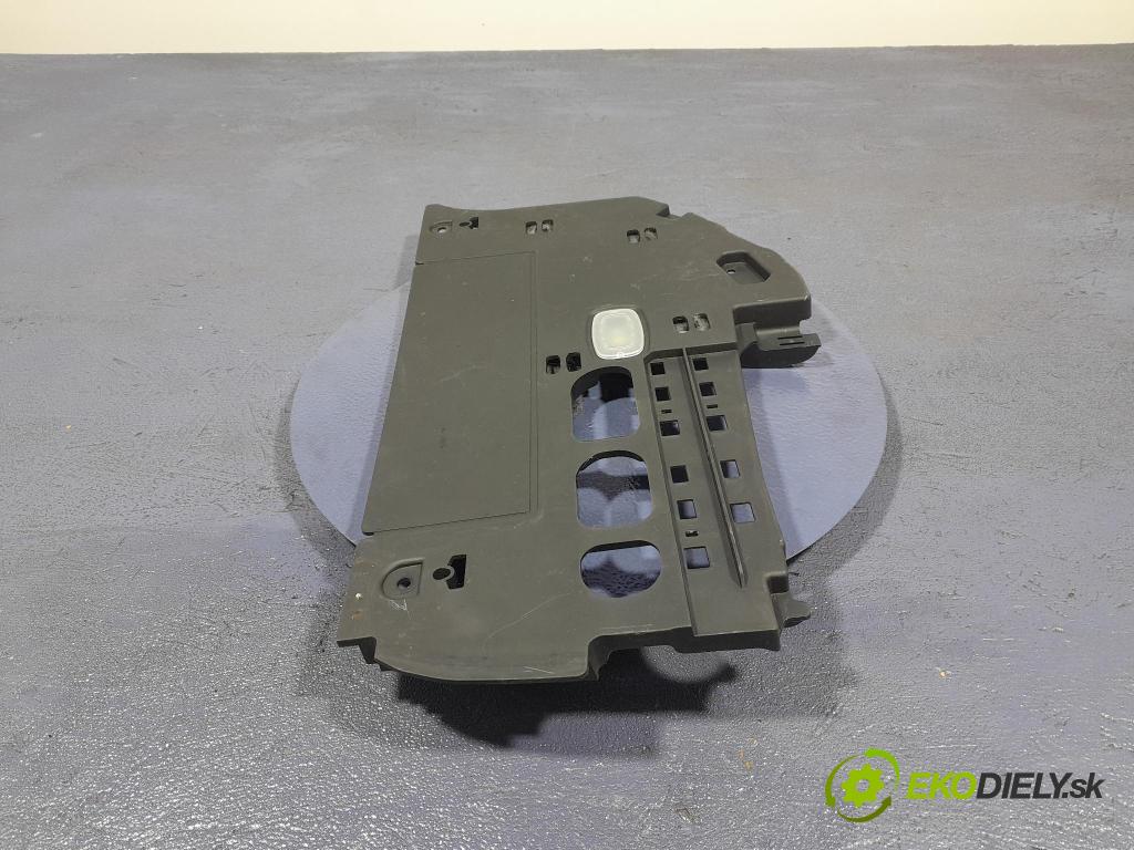 Mercedes A-klasa 2021 kryt Plast: Interiéry: A1776800600
