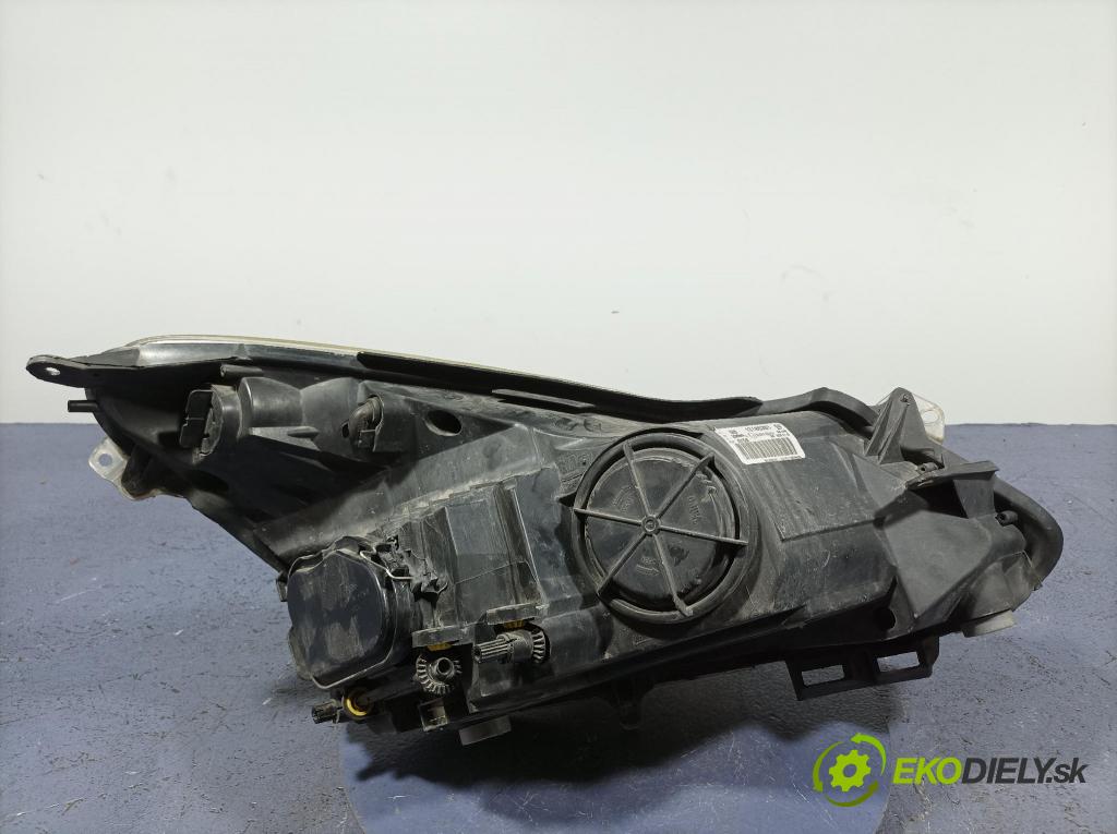 Opel Corsa 2009 Reflektor: Vľavo: 13186381