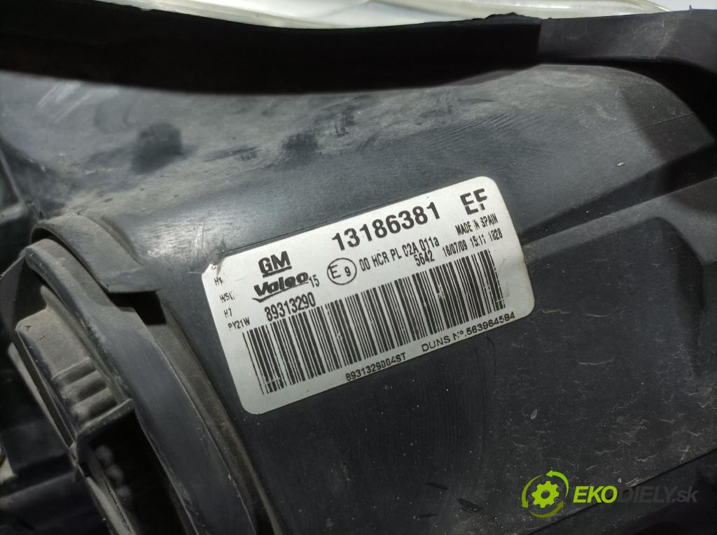 Opel Corsa 2009 Reflektor: Vľavo: 13186381
