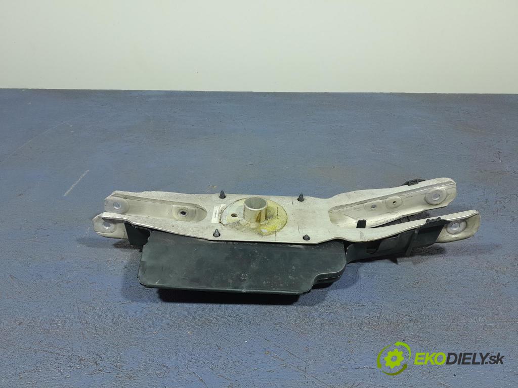 Mercedes A-klasa 2021 zad v pravo: A2473523700
