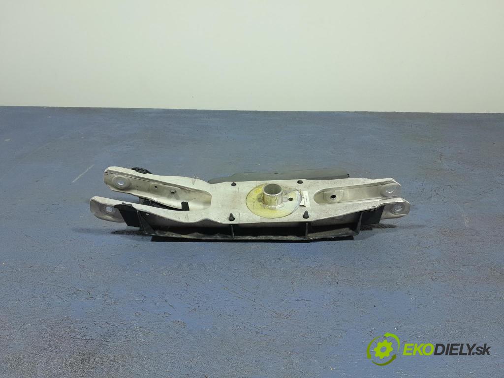 Mercedes A-klasa 2021 zad v pravo: A2473523700