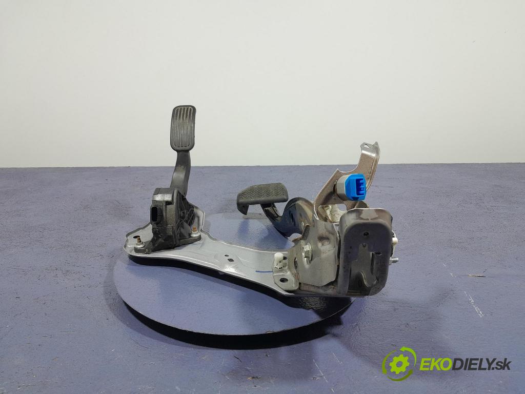 Suzuki Swace 2021 pedále 78110-02211