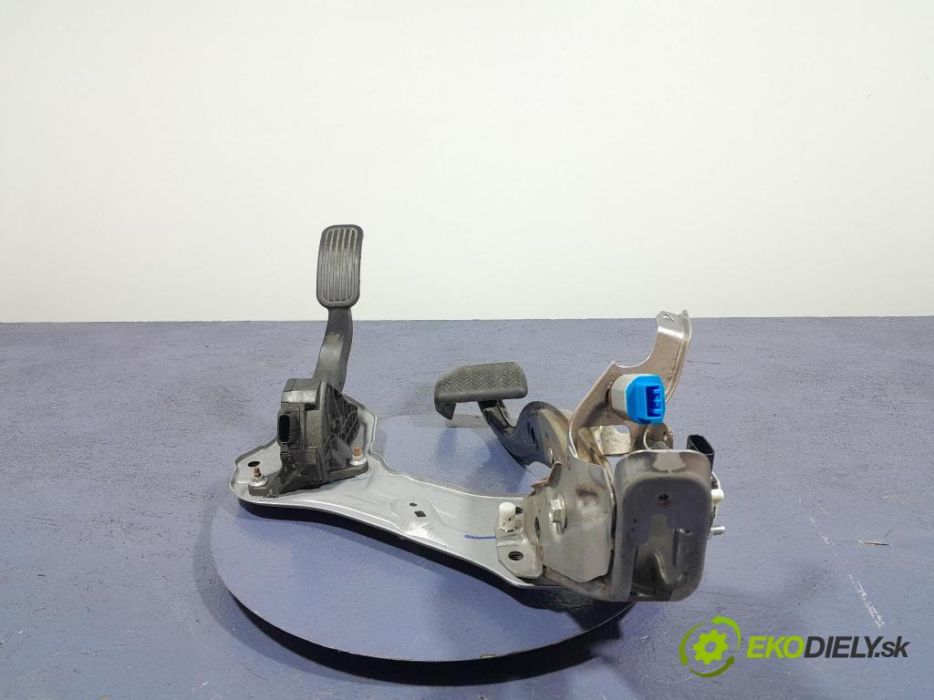 Suzuki Swace 2021 pedále 78110-02211