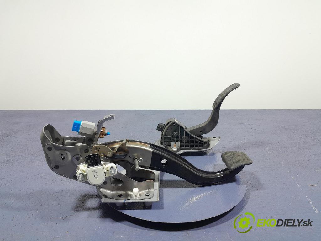 Suzuki Swace 2021 pedále 78110-02211