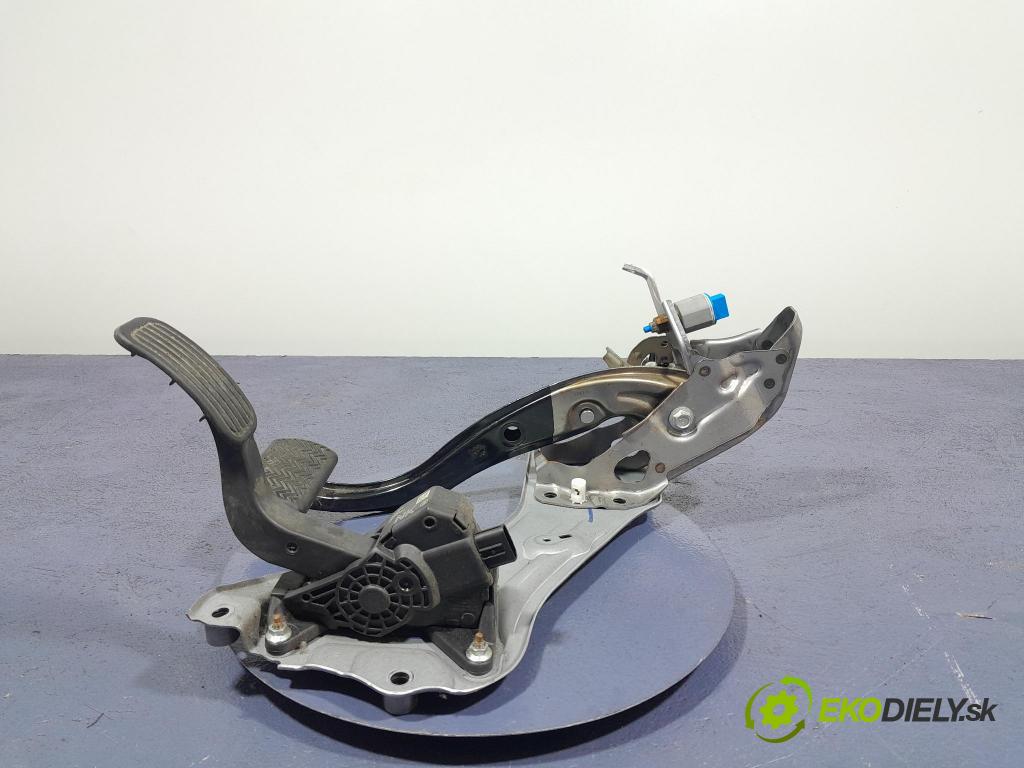 Suzuki Swace 2021 pedále 78110-02211