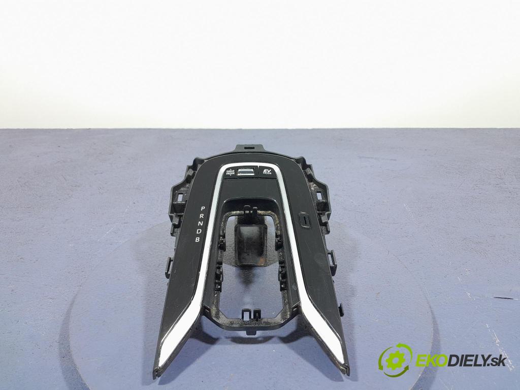 Suzuki Swace 2021 kryt Plast: Interiéry: 76L507-LH