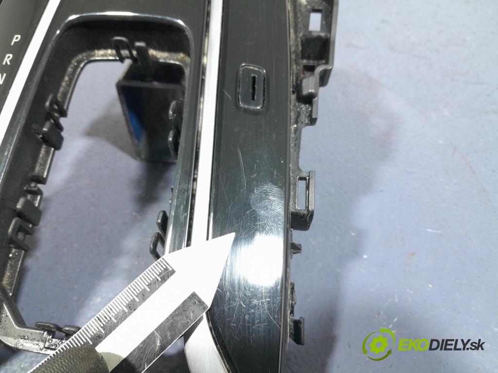 Suzuki Swace 2021 kryt Plast: Interiéry: 76L507-LH