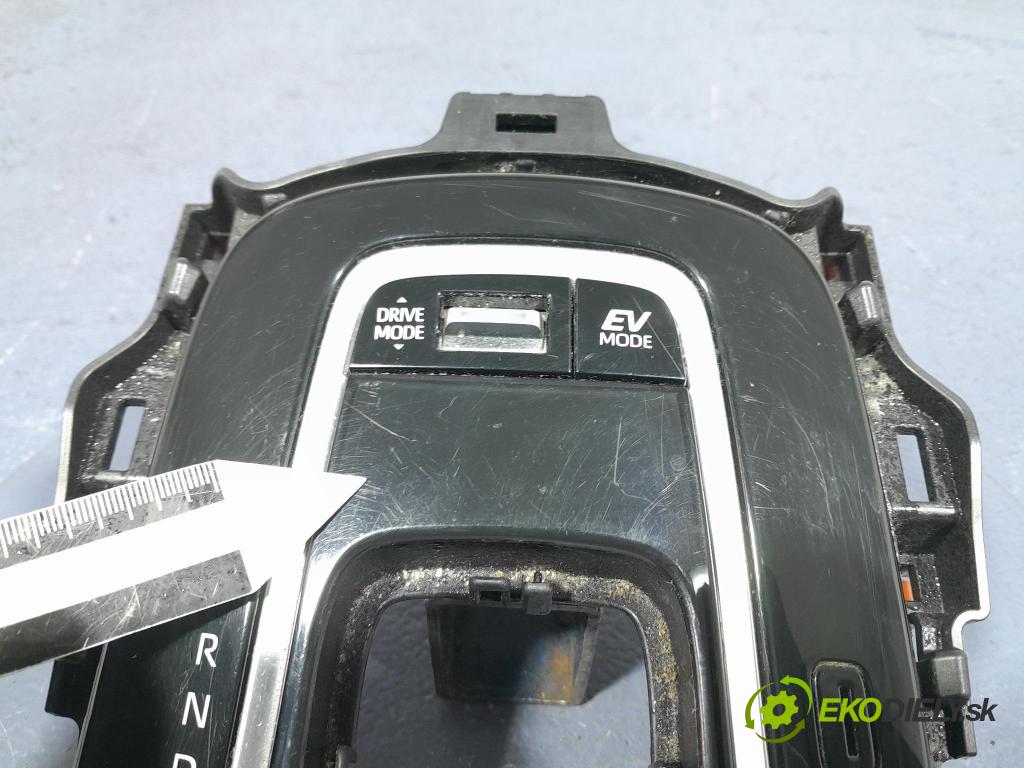 Suzuki Swace 2021 kryt Plast: Interiéry: 76L507-LH