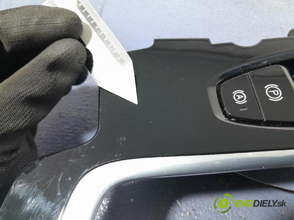 Volvo Xc60 2022 kryt Plast: Interiéry: 31469435