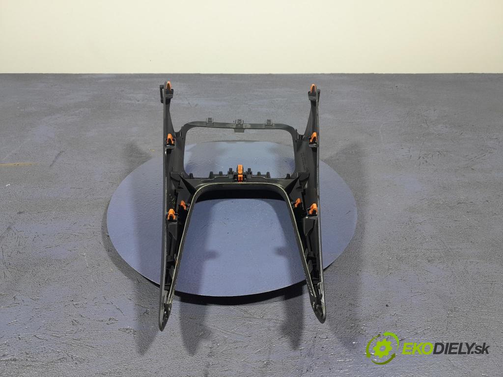 Suzuki Swace 2021 kryt Plast: Interiéry: 58833-02390
