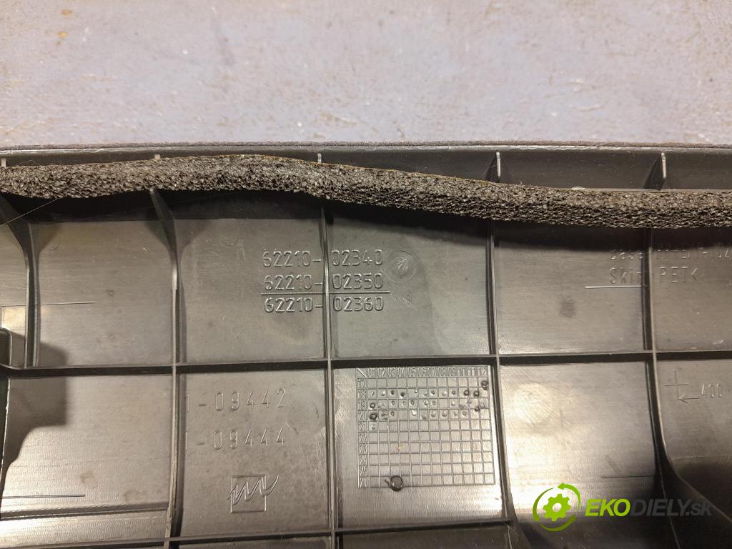 Suzuki Swace 2021 kryt Plast: Interiéry: 62210-02340