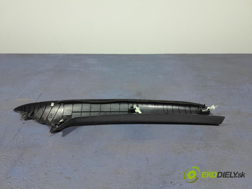 Suzuki Swace 2021 kryt Plast: Interiéry: 62220-02340