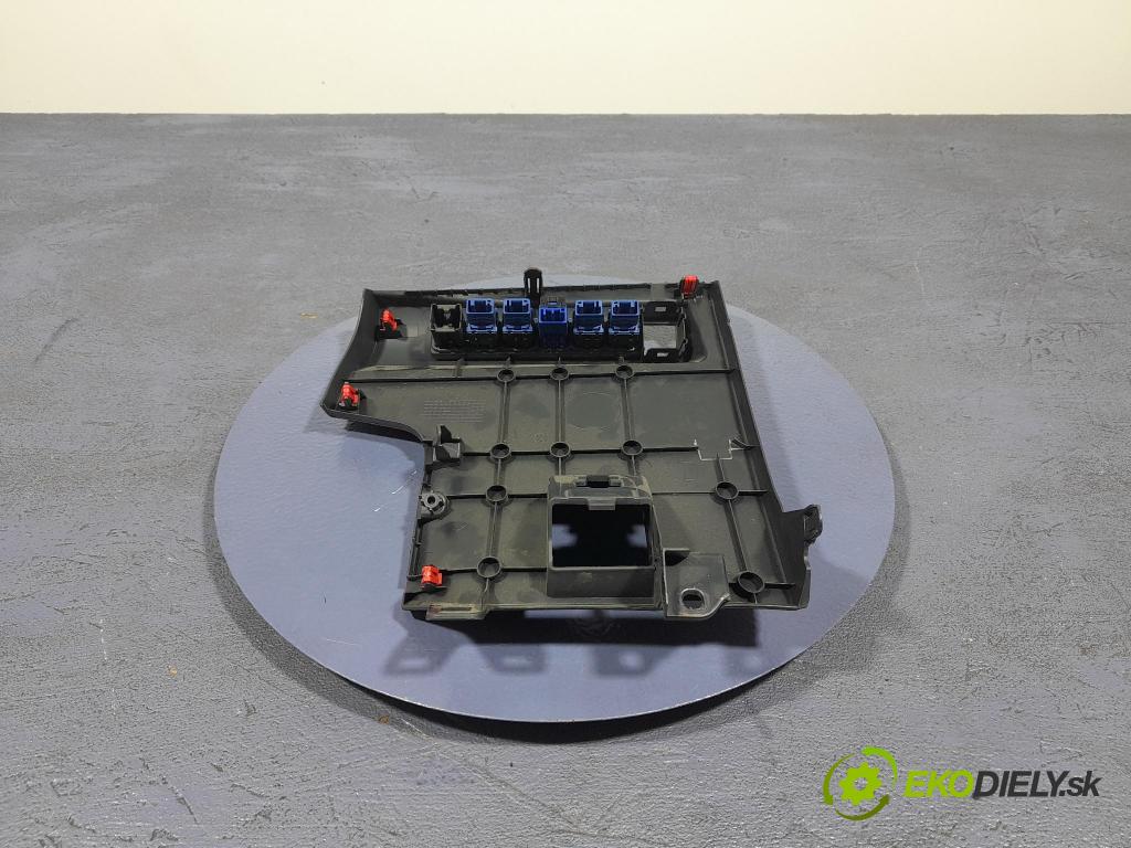 Suzuki Swace 2021 kryt Plast: Interiéry: 55432-02800