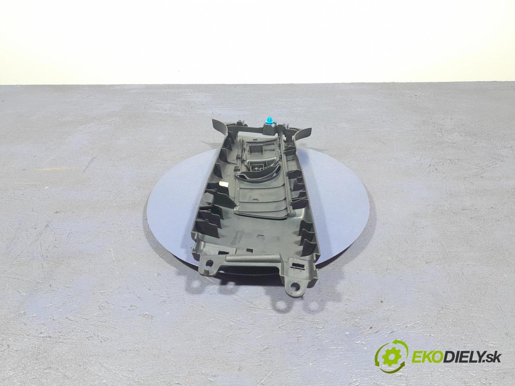 Suzuki Swace 2021 kryt Plast: Interiéry: 62410-02330