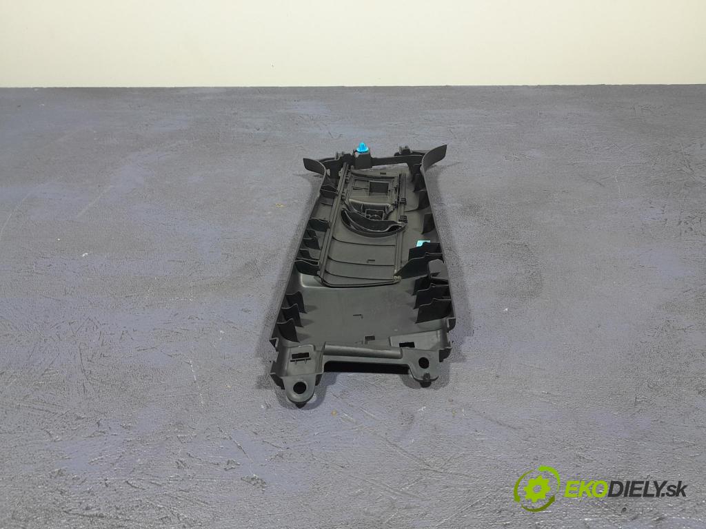 Suzuki Swace 2021 kryt Plast: Interiéry: 62420-02330