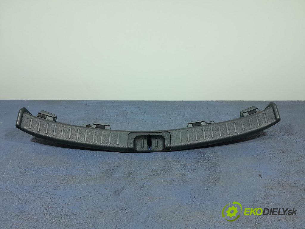 Suzuki Swace 2021 kryt Plast: Interiéry: 64716-02180