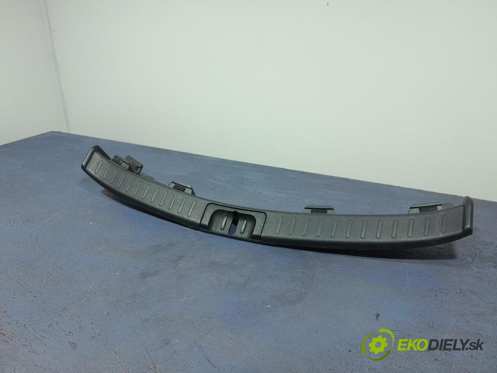 Suzuki Swace 2021 kryt Plast: Interiéry: 64716-02180