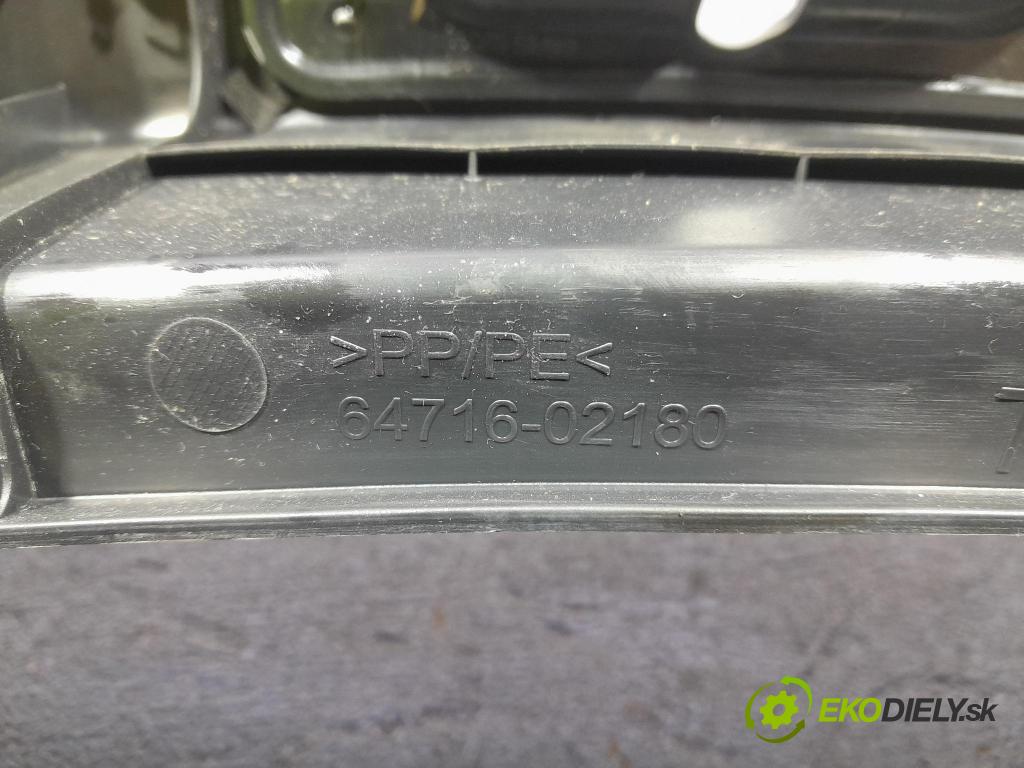 Suzuki Swace 2021 kryt Plast: Interiéry: 64716-02180