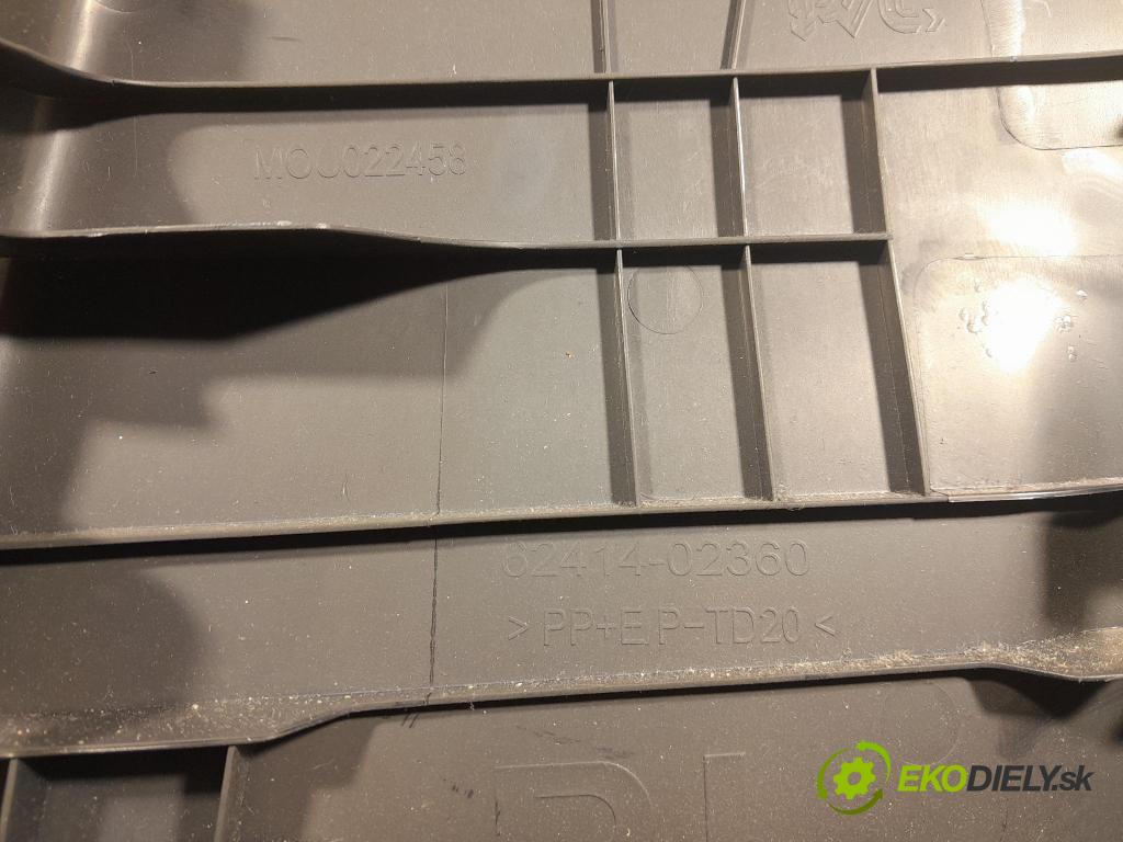 Suzuki Swace 2021 kryt Plast: Interiéry: 62414-02360