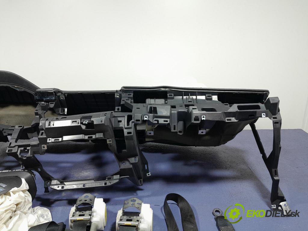 Suzuki Swace 2021 kokpit,pristrojová doska