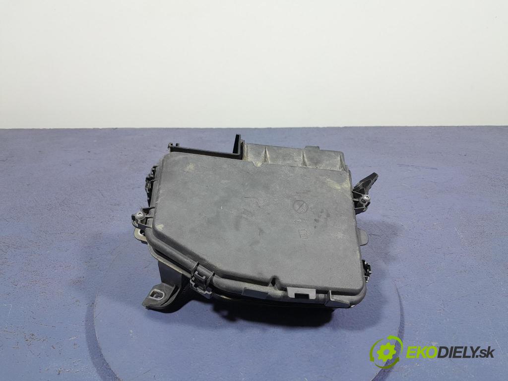 Mercedes A-klasa 2021 skrinka Poistky: A2475407600
