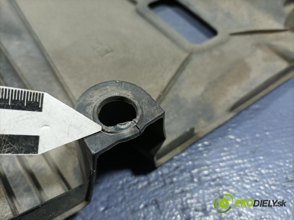 Suzuki Swace 2021 kryt Plast: podvozek: 57628-02160