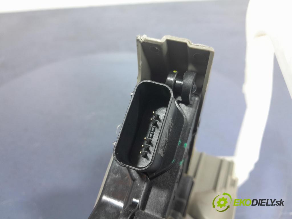 Kia Ceed 2023 zámok dvere Predné Vľavo: 81310-J7010