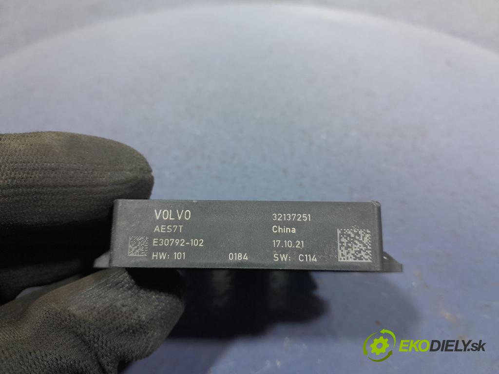 Volvo Xc60 2022 riadiaca jednotka 32137251