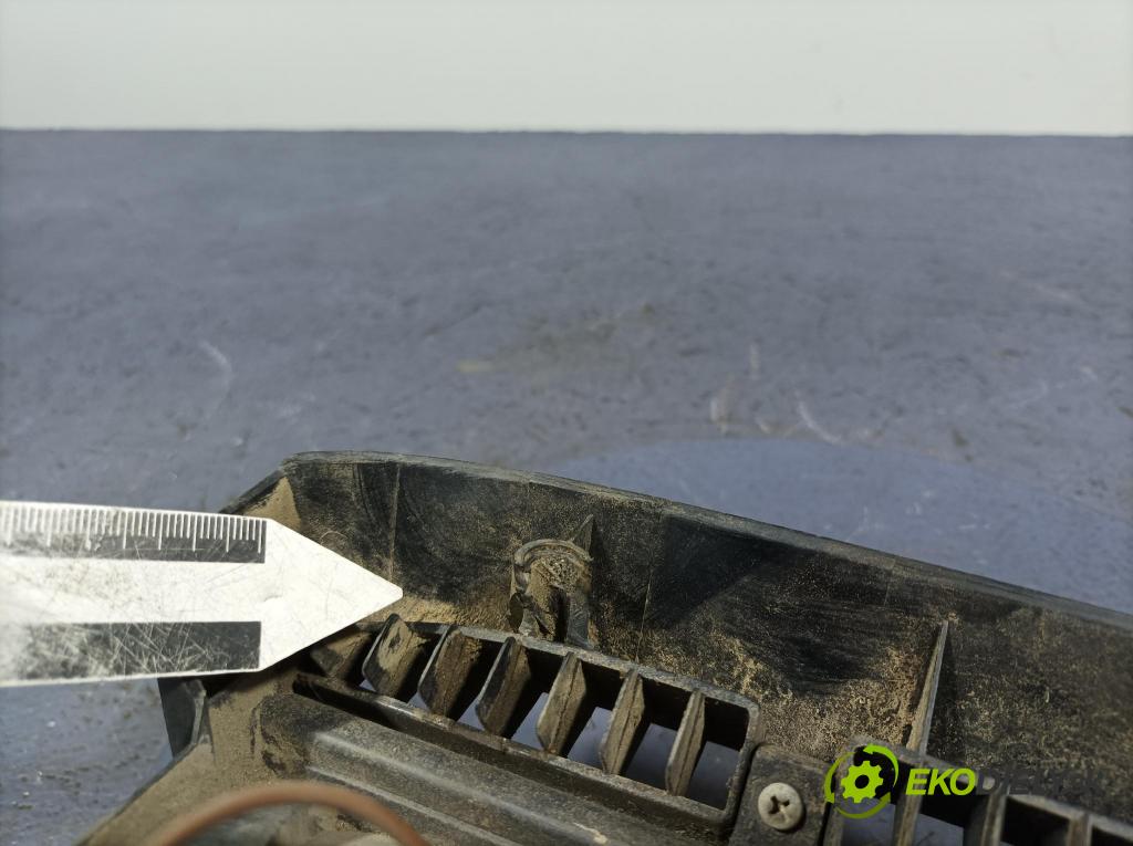 Mitsubishi Pajero 1999 svetlo / reflektor zad Prava: Vonkajsia: 043-1540R