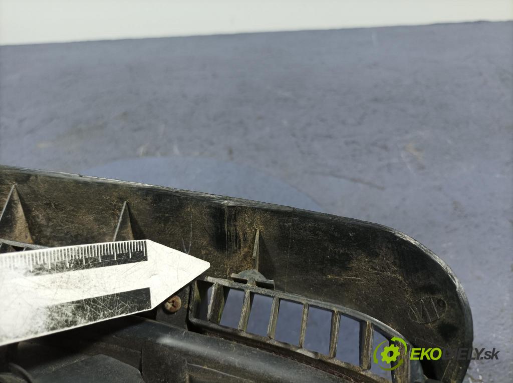 Mitsubishi Pajero 1999 svetlo / reflektor zad Prava: Vonkajsia: 043-1540R