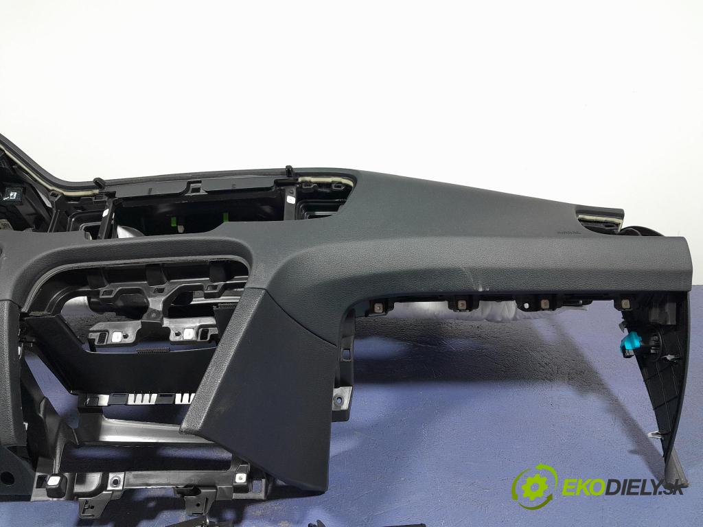 Kia Ceed 2023 kokpit,pristrojová doska