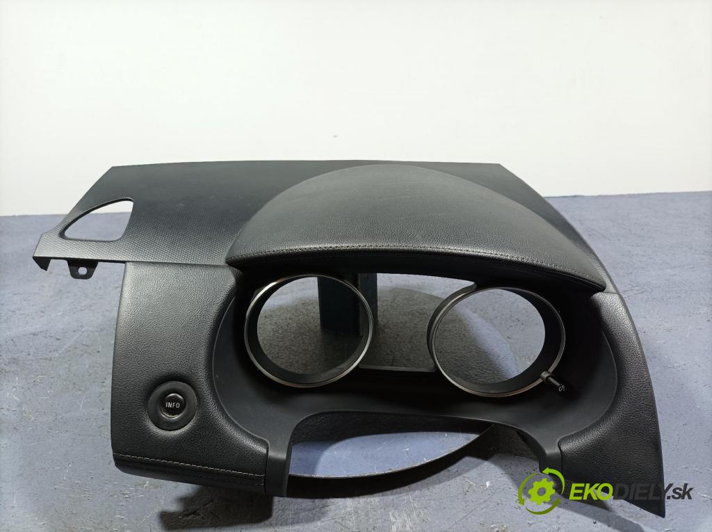 Mitsubishi Outlander 2010 kryt Plast: Interiéry: 8060A089