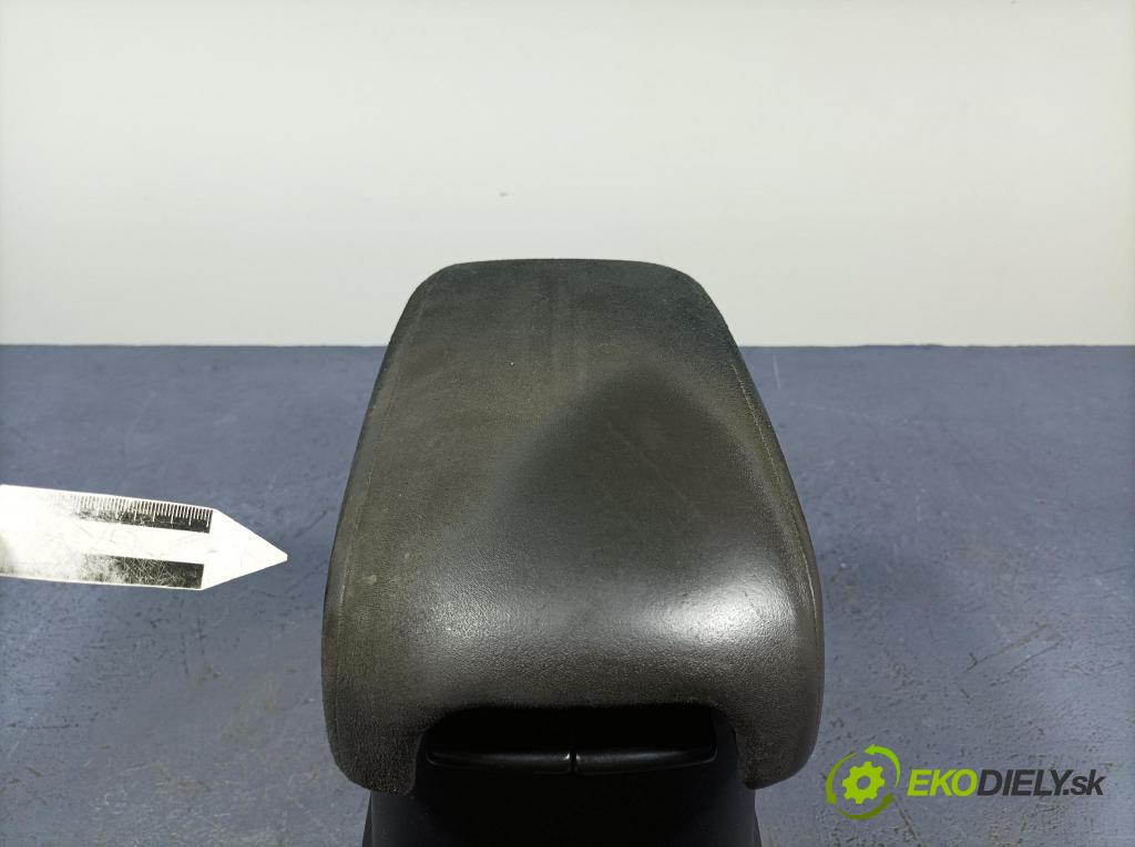 Mitsubishi Outlander 2010 loketní opěrka 8011A083