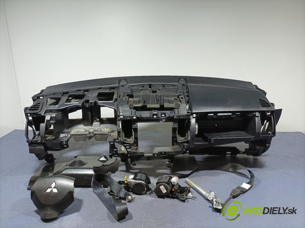 Mitsubishi Outlander 2010 kokpit,pristrojová doska