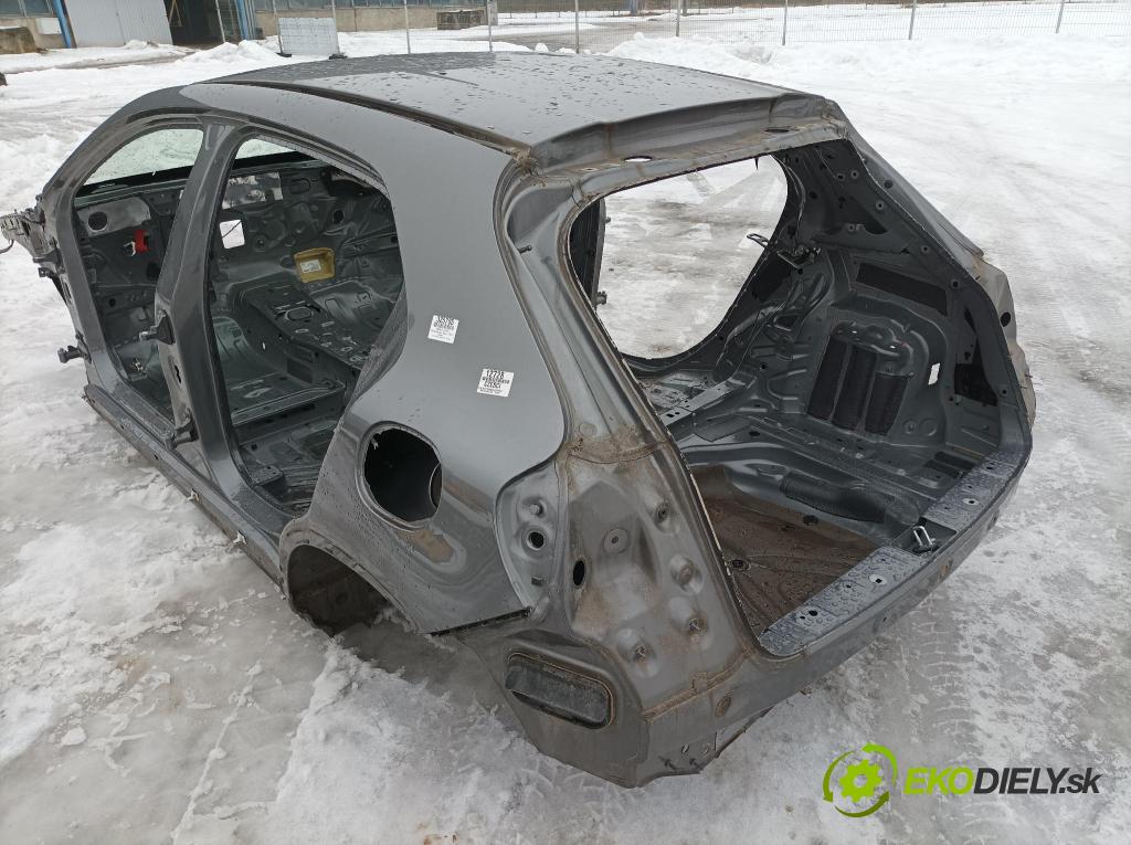 Mercedes Gla-klasa 2019 blatnik Zad: Levý: