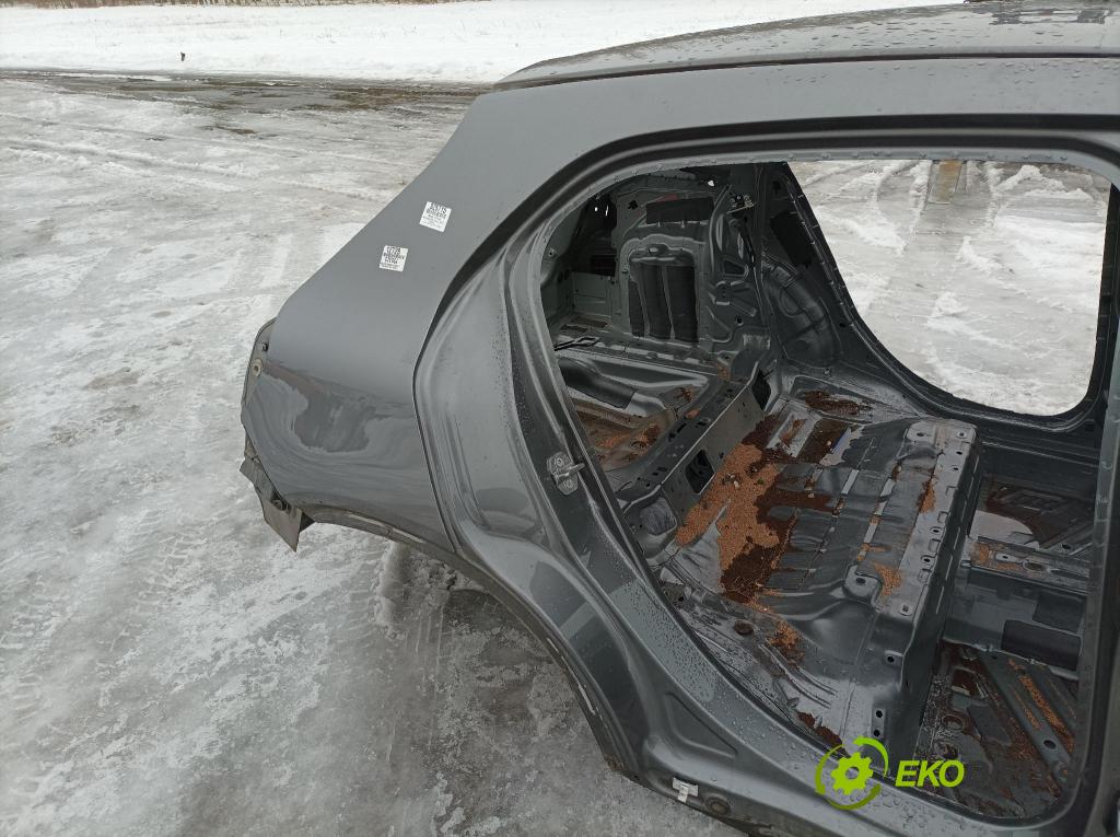 Mercedes Gla-klasa 2019 blatnik Zad: v pravo: