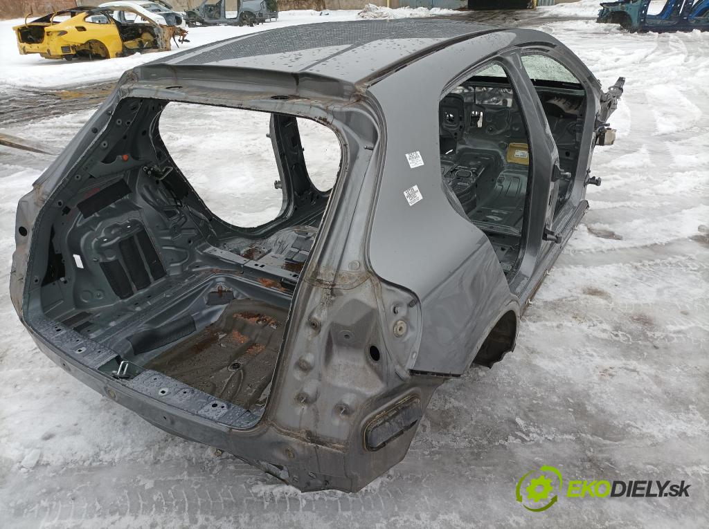 Mercedes Gla-klasa 2019 blatnik Zad: v pravo: