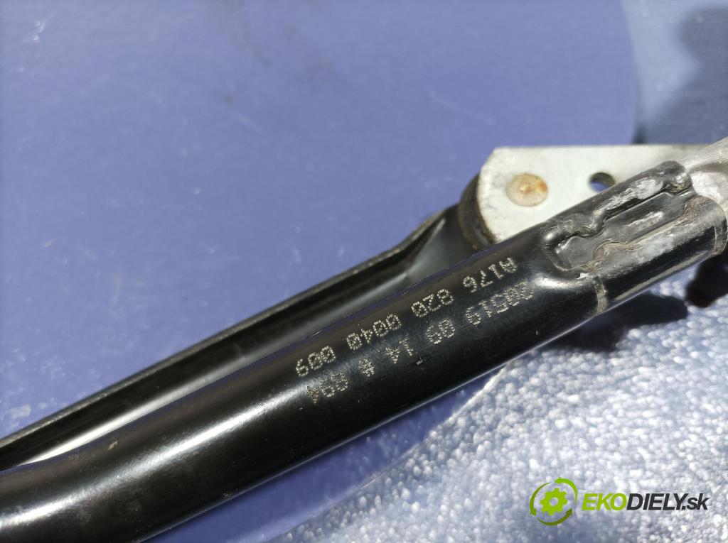 Mercedes Gla-klasa 2019 mechanismus motorek Stěrače: před A1768200040